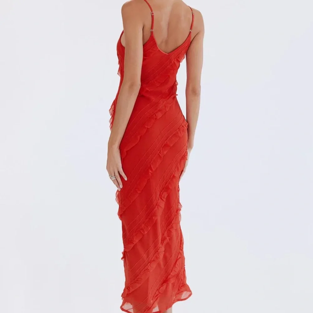 Elegant Red Sleeveless Dress - Picture 2 of 2